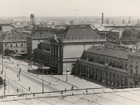 Glavni kolodvor, skroz lijevo zgrada stare Pošte, srušena 1949. godine, fotografija 1942. godina